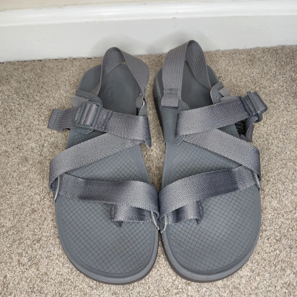 Chaco Men Size 9M Gray Strappy Sandals